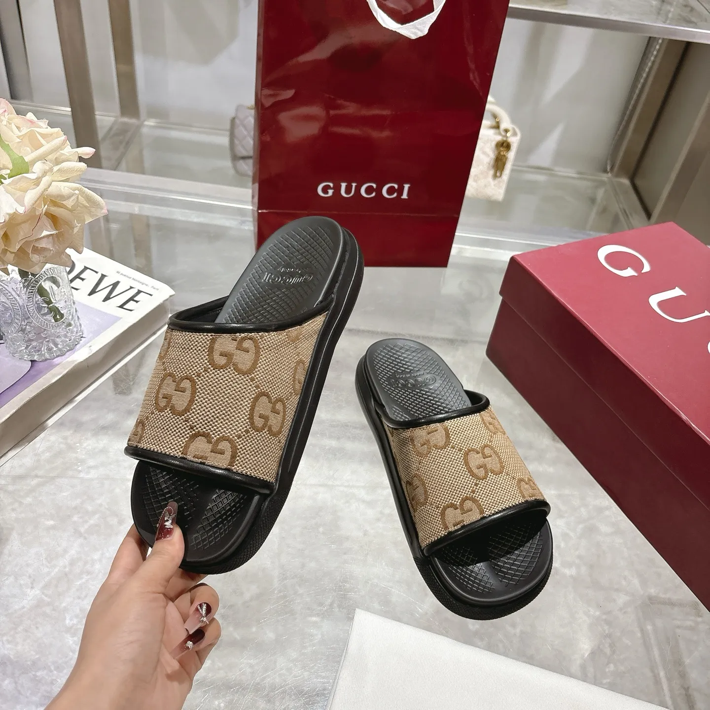 p400🐮🐮New summer men's slip-on slippers. Inspired by the summer spirit and beach clubs of the Italian coast, this piece is part of Gucci Lido. The Pre-Fall collection reinterprets the brand's signature elements and sophisticated patterns in a contemporary way. Made from black rubber, these flat sandals feature a slip-on design that reinterprets the brand's distinctive green and red web design. GG Classic Upper Men's Molded Rubber Footbed Gucci Logo Flat Made in Italy Size: Men's 40 to 47,
